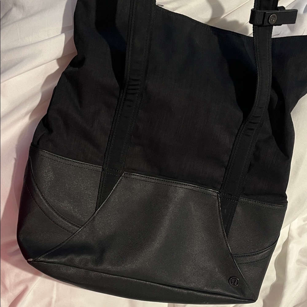 Lululemon bag GOING TO GOODWILL IF I DON’T SELL IN 2 DAYS I AM MOVING.